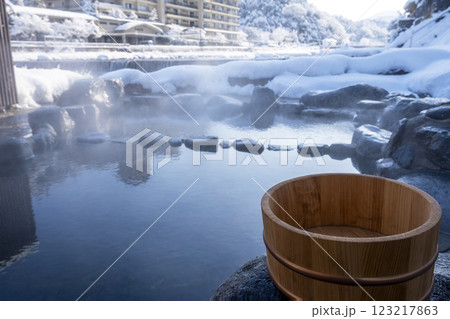 三朝温泉 の雪景色 123217863