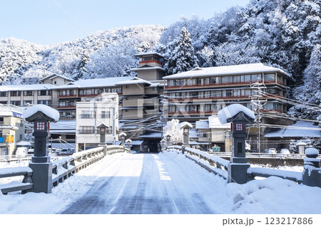 三朝温泉 の雪景色 123217886