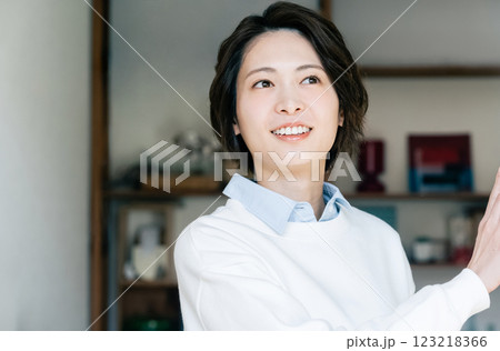 リビングの窓を開ける女性 リビングの窓を開ける女性 123218366