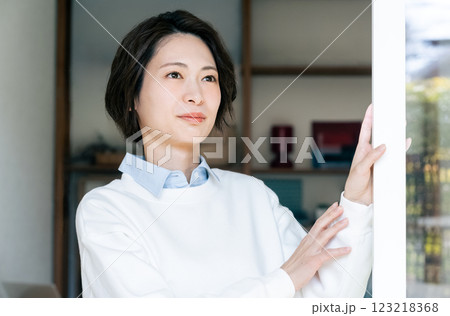 リビングの窓を開ける女性 リビングの窓を開ける女性 123218368