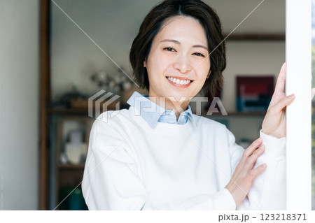 リビングの窓を開ける女性 123218371