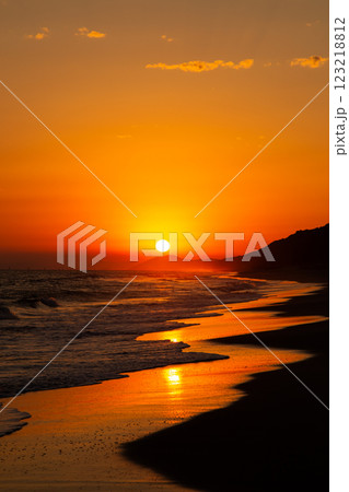 小松原海岸の夕日と夕焼け空（愛知県豊橋市） 123218812