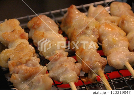 網の上で焼かれる焼き鳥 123219047