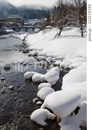 雪景色の肘折温泉 123219198