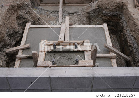 ガレージ建設用の基礎工事 建築面積30坪のガレージ用独立基礎工事 ガレージ建設用の基礎工事 建築面積30坪のガレージ用独立基礎工事 123219257
