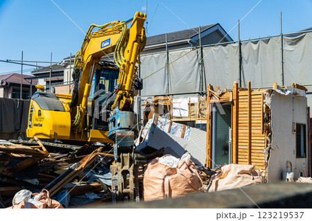パワーショベルで家屋の解体工事 123219537