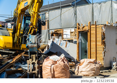 パワーショベルで家屋の解体工事 123219538