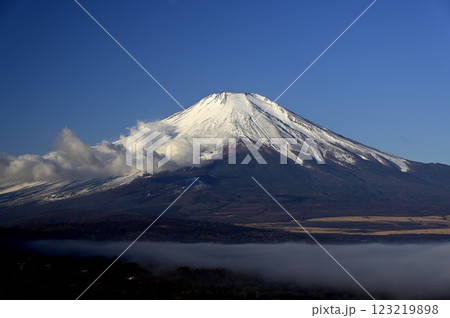 2月、富士の夜明け (撮影地：山中湖村、明神山パノラマ台) 123219898