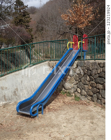 日本の公園の遊具　滑り台 123219924