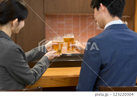 乾杯をするビジネスパーソン 123220304