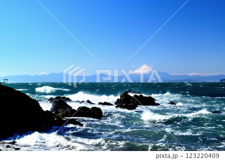 森戸海岸 相模湾の荒波と富士山の風景 123220409