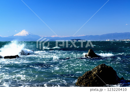 森戸海岸 相模湾の荒波と富士山の風景 123220410