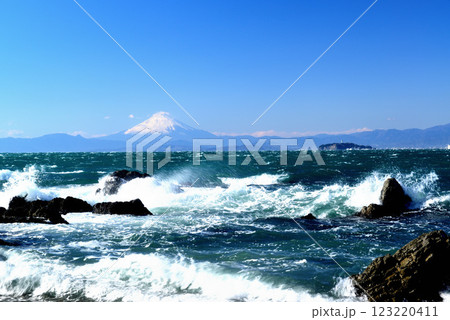 森戸海岸 相模湾の荒波と富士山の風景 123220411