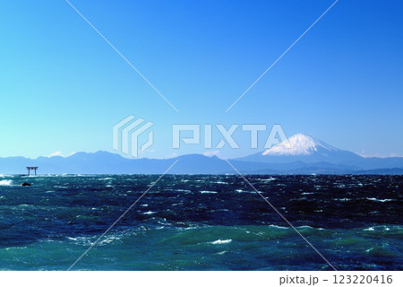 森戸海岸 相模湾の荒波と富士山の風景 森戸海岸 相模湾の荒波と富士山の風景 123220416