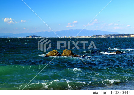 森戸海岸 相模湾の荒波 鳥居と葉山灯台の風景 123220445