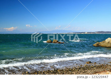 森戸海岸 相模湾の荒波 鳥居と葉山灯台の風景 123220447