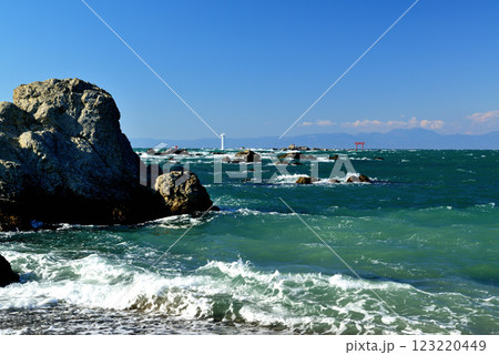 森戸海岸 相模湾の荒波 鳥居と葉山灯台の風景 123220449