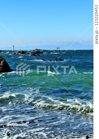 森戸海岸 相模湾の荒波 鳥居と葉山灯台の風景 123220451