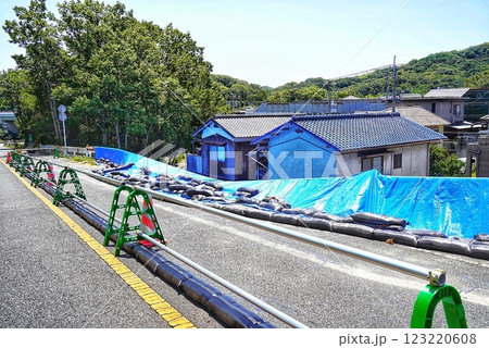 道路脇が崩れて通行禁止になっている様子 123220608