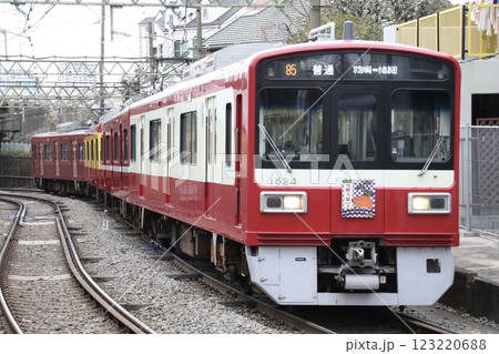 京急大師線を行く1500形京急120年の歩み号 123220688