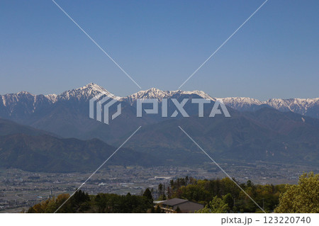 松本市から見た飛騨山脈（長野県松本市） 123220740