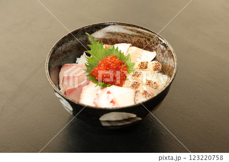 居酒屋のいくらが乗った海鮮丼 居酒屋のいくらが乗った海鮮丼 123220758
