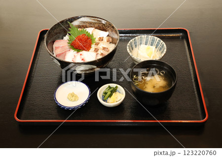居酒屋のランチタイムで食べた海鮮丼 居酒屋のランチタイムで食べた海鮮丼 123220760