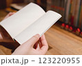文庫本を読む人 123220955