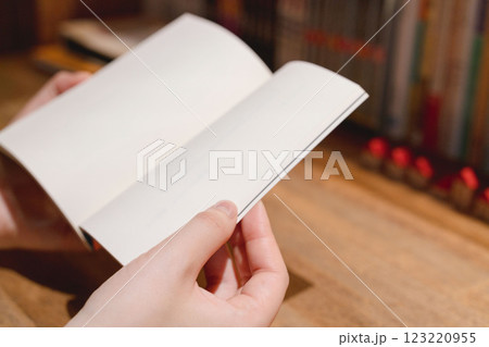文庫本を読む人 文庫本を読む人 123220955