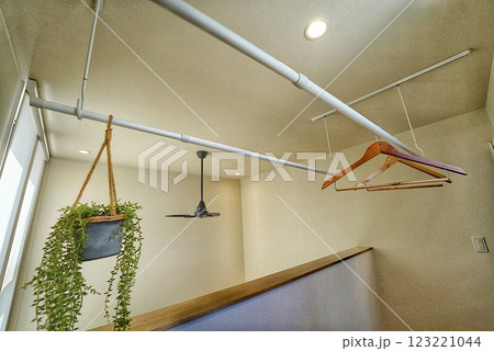 二階の廊下部分に物干しスペースがる新築住宅 123221044