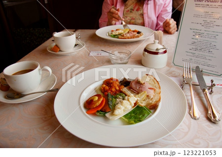 トワイライトエクスプレスの食堂車で楽しむ朝食 123221053