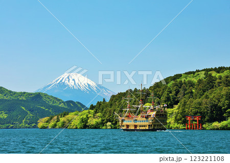 初夏の箱根　青空と海賊船　そして富士山 123221108