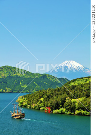 初夏の青空と新緑の箱根　そして富士山 123221110