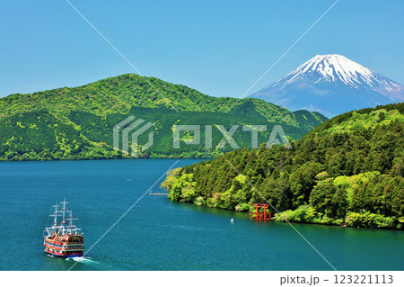初夏の青空と新緑の箱根　そして富士山 123221113