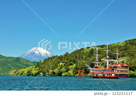 初夏の箱根　青空と海賊船　そして富士山 123221117
