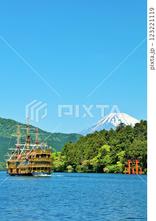 初夏の箱根　青空と海賊船　そして富士山 123221119