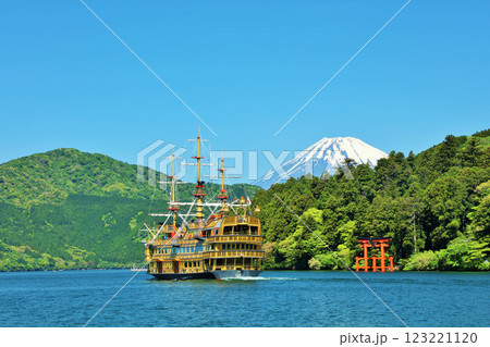 初夏の箱根　青空と海賊船　そして富士山 123221120