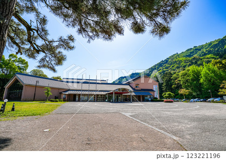 【重要伝統的建築物群保存地区】出石　豊岡市出石支所の初夏の風景　兵庫県豊岡市 123221196