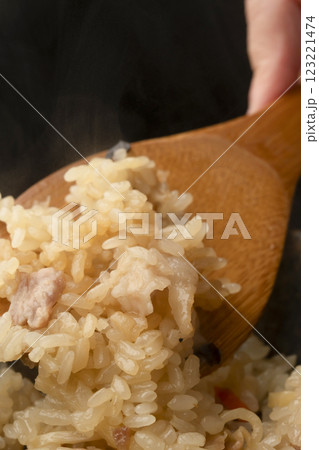 せいろで蒸した熱々中華風おこわを茶碗盛り付ける 123221474