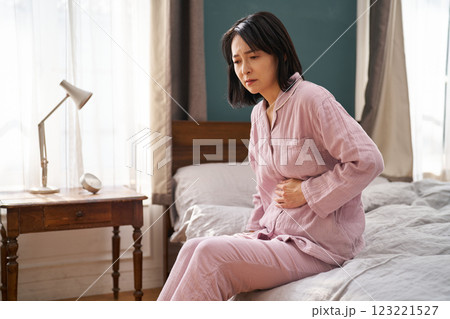 お腹の調子が悪い女性 123221527
