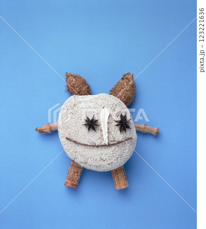 自然の素材で描いた、表情豊かな石ころキャラクター 123221636