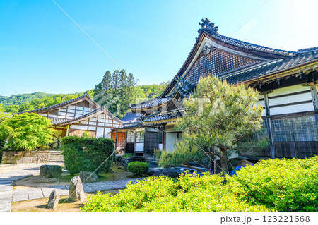 出石　初夏の沢庵寺宗鏡寺の境内1　兵庫県豊岡市 123221668