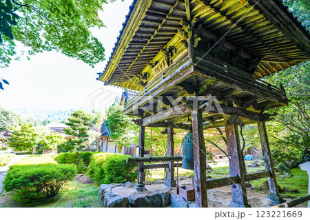 出石　初夏の沢庵寺宗鏡寺の鐘楼1　兵庫県豊岡市 123221669