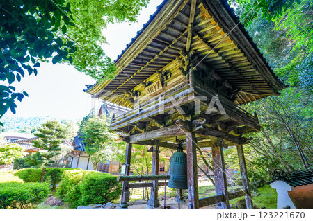 出石　初夏の沢庵寺宗鏡寺の鐘楼2　兵庫県豊岡市 123221670