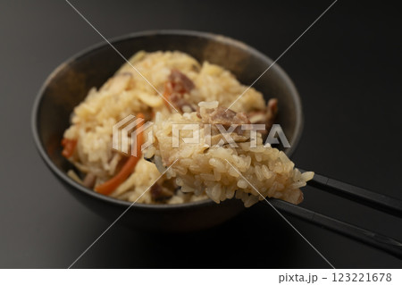茶碗盛り付けたせいろで蒸した熱々中華風おこわを箸で持ち上げる 茶碗盛り付けたせいろで蒸した熱々中華風おこわを箸で持ち上げる 123221678