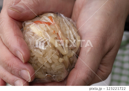 せいろで蒸した熱々中華風おこわでおにぎりを握る せいろで蒸した熱々中華風おこわでおにぎりを握る 123221722