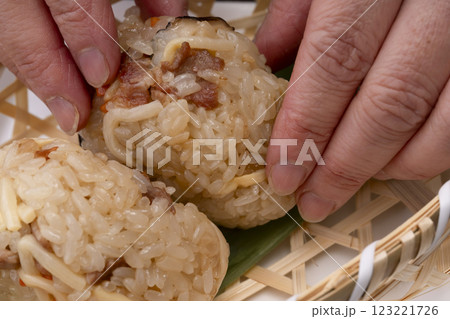 せいろで蒸した熱々中華風おこわでおにぎりを握る せいろで蒸した熱々中華風おこわでおにぎりを握る 123221726