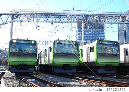 車両基地で並ぶ山手線のE235系（山手線表示） 123221831