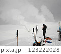 雪山の静かなひととき - テレマークスキーヤーと大雪山の噴気孔 123222028