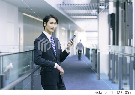 スーツを着てスマホを操作する若いビジネスマン 撮影協力:スカパー東京メディアセンター スーツを着てスマホを操作する若いビジネスマン 撮影協力:スカパー東京メディアセンター 123222055